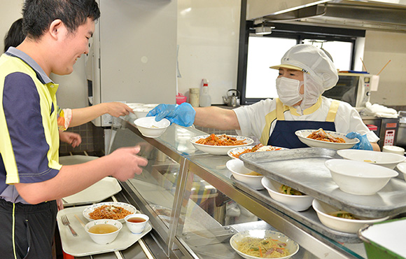 給食は厨房で調理